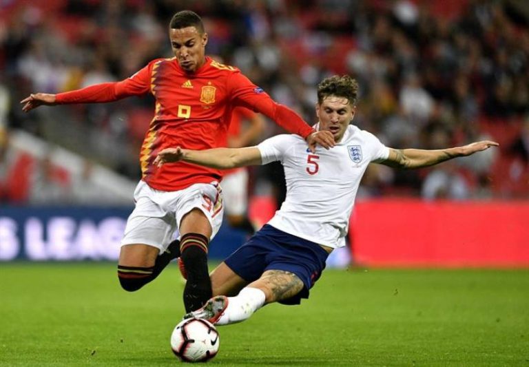 España alumbra nuevo futuro al derrotar a Inglaterra (1-2)