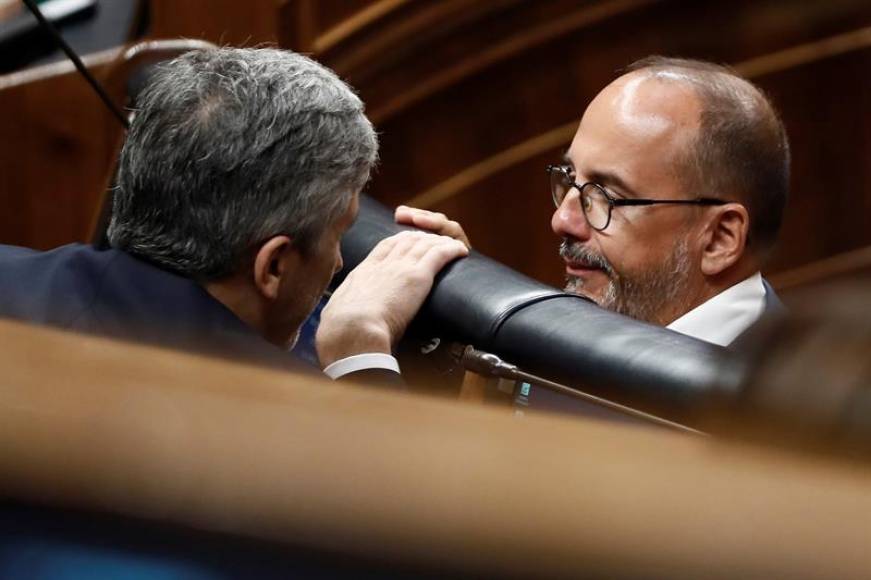 MADRID (ESPAÑA), 12.09.2018. El portavoz del PDeCAT en el Congreso, Carles Campuzano, conversa con el ministro del Interior, Fernando Grande Marlaska. Efe.