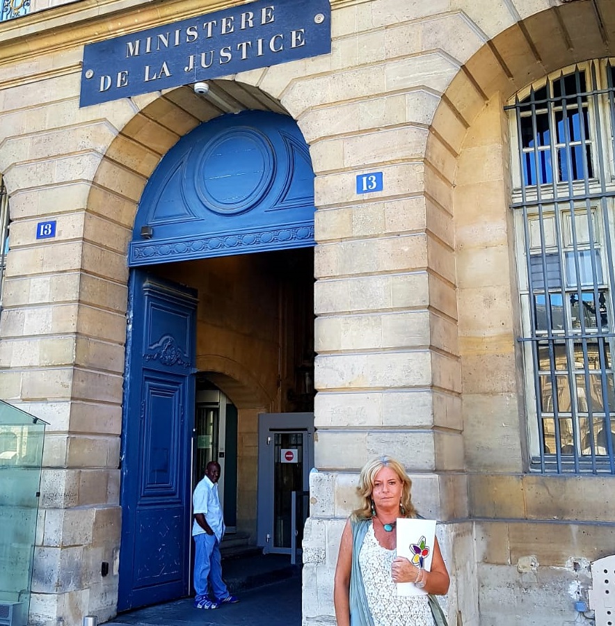 MADRID (ESPAÑA), 13.09.2018. La presidenta del Colectivo de Víctimas del Terrorismo (COVITE) , Consuelo Ordoñez, posa ante el ministerio de Interior del Gobierno de España. Lasvocesdelpueblo