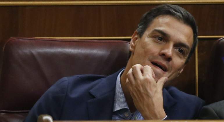 MADRID (ESPAÑA), año 2017. El secretario general del PSOE Pedro Sánchez en su silla de diputado en el Congreso de los diputados. Efe