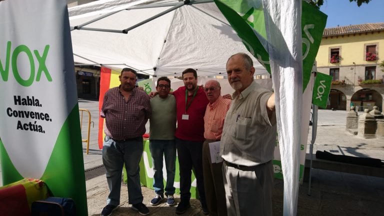 VOX Ávila inicia el curso político en Piedrahíta con una mesa informativa