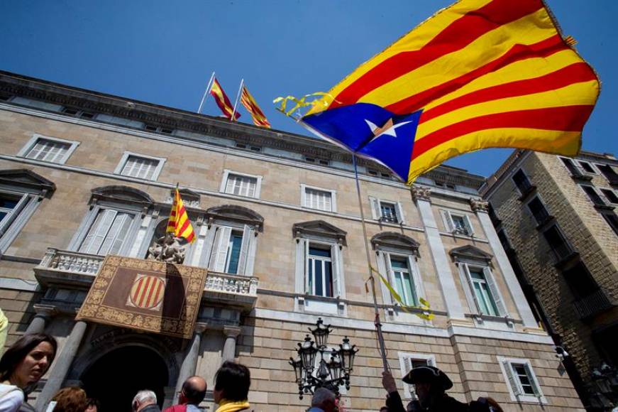 PLAZA SAN JAIME DE BARCELONA (PALACIO D ELA GENERALIDAD DE CATALUÑA) ESPAÑA, año 2018. Un trapo independnetista, Estrellada, ondea en la Plaza de Sant Jaime de Barcelona. Efe.