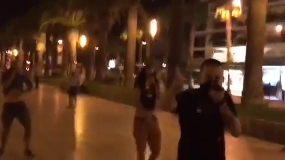 SALOU (TARRAGONA) ESPAÑA, 10.09.2018. Vista de los independentista agresores de un grupo de españoles con banderas de España esta noche en Salou (Tarragona). Ñ Pueblo