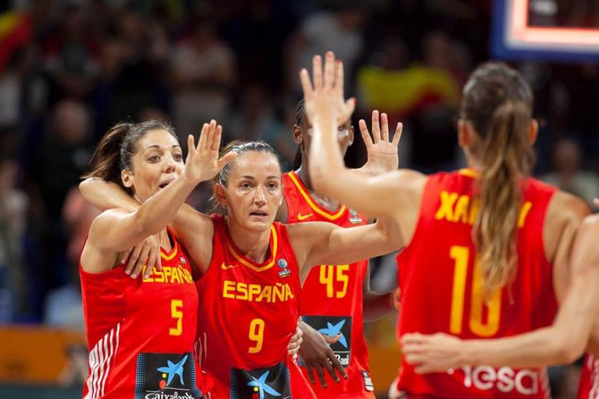 SAN CRISTOBAL DE LA LAGUNA (TENERIFE) ESPAÑA. Las jugadoras de la selección española Cristina Ouviña (i) y Laia Palau (c) celebran la victoria frente a Japón. Efe