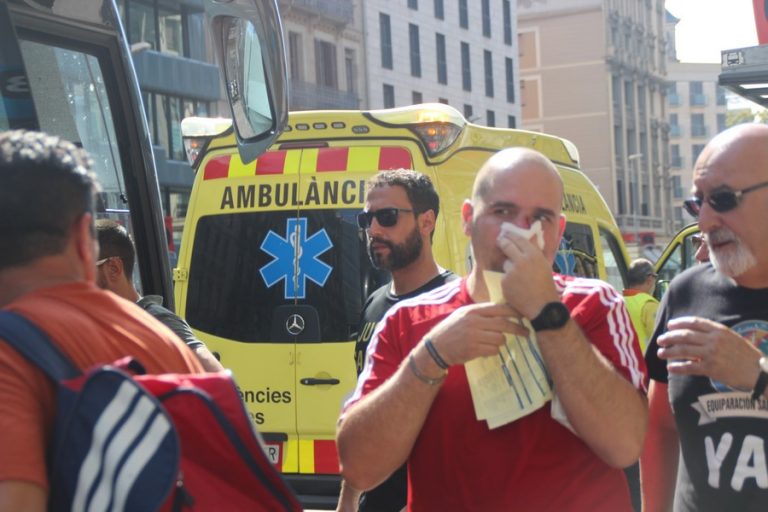 Centenares de independentistas linchan a 6 Policías Nacionales y Guardias Civiles en Barcelona
