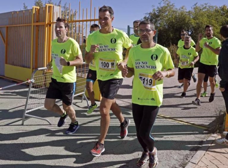 Sánchez en el centro de la imagen durante una carrera de obstáculos