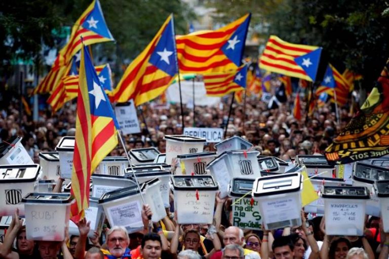 Tensión entre independentistas y Mozos y abucheos a Torra
