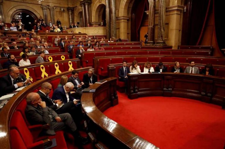 La mayoría independentista del «Parlament» desafía a Sánchez rechazando el auto del TS