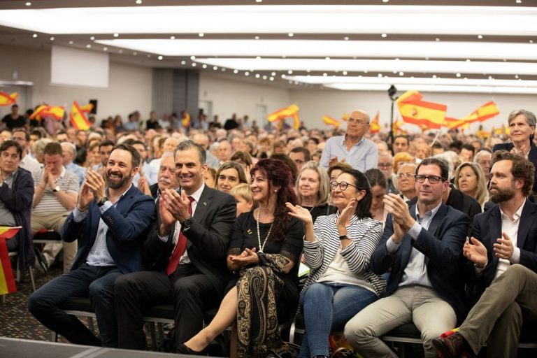 VOX inundará de más de 10 mil banderas y «Elecciones ya» el Vistalegre mañana 7-O