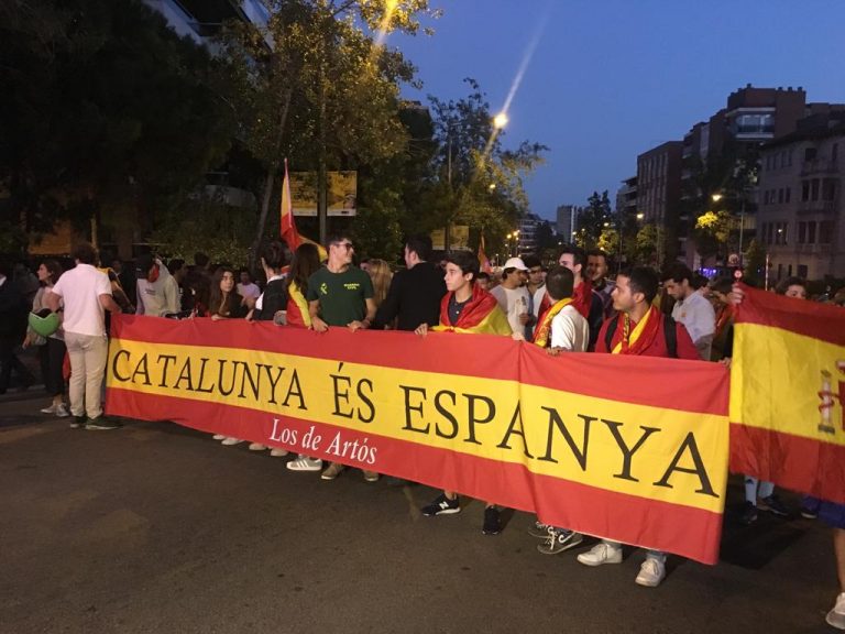 Más de 3 mil jóvenes en Barcelona: «1-O, ni olvido ni perdón, golpistas a prisión»