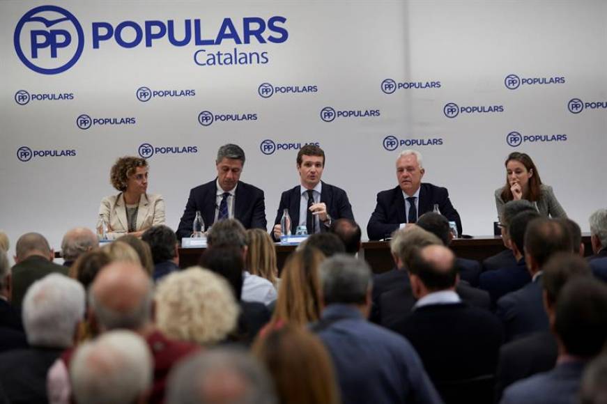 BARCELONA (ESPAÑA), 08.10.2018. El presidente del PP, Pablo Casado (c), y el del PPC, Xavier García Albiol (2i), junto a Dolors Montserrat, Santiago Rodríguez (2d). Efe