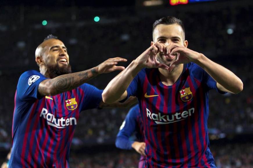 BARCELONA (ESPAÑA), 24.10.2018. El lateral del FC Barcelona Jordi Alba (d) celebra tras marcar el segundo gol ante el Inter de Milán. Efe.
