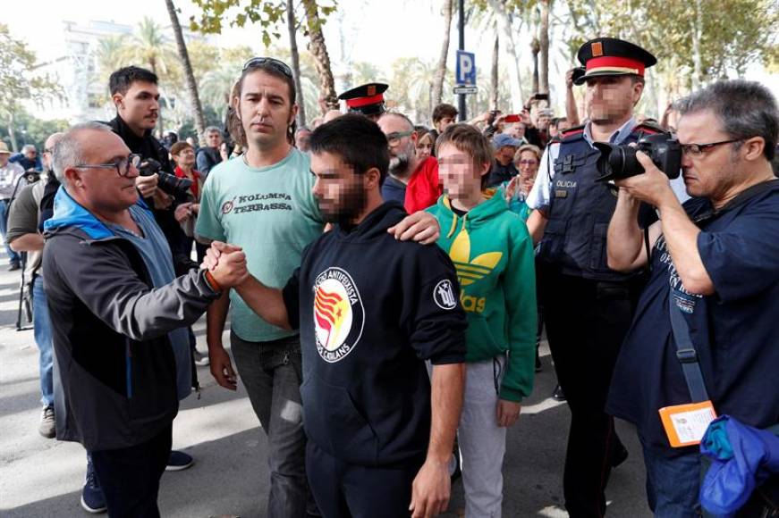 BARCELONA (ESPAÑA), 27.10.2018. Los Mozos de Escuadra han detenido hoy a tres huidos miembros (3i), (c) de la organización independentista CDR. Efe