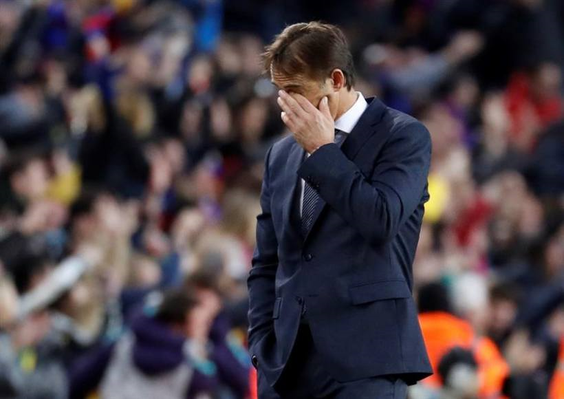 BARCELONA (ESPAÑA), 28.10.2018. El entrenador del Real Madrid, Julen Lopetegui se lleva la mano a la cara tras el quinto gol del Barcelona en el partido de la décima jornada de Liga. Efe