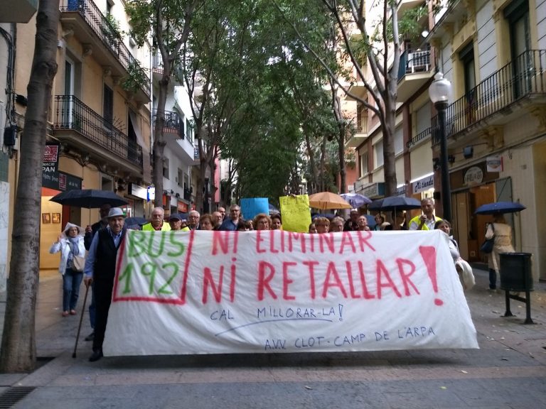Vecinos denuncian los «recortes» de Ada Colau a la gente mayor, sin su «Línea 192»
