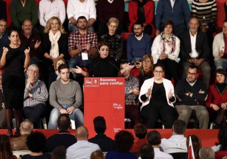 PSOE: «Con la bandera (de España) no se come. La política de frentes insufla al independentismo»