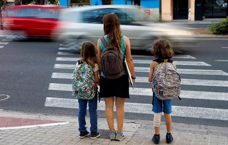 ESPAÑA, 27.10.2018. El cuento en el que dos madres, la escritora María Iglesias y la ilustradora Irene Mala, ponen de relieve la dificultad de la conciliación familiar y laboral. Efe.