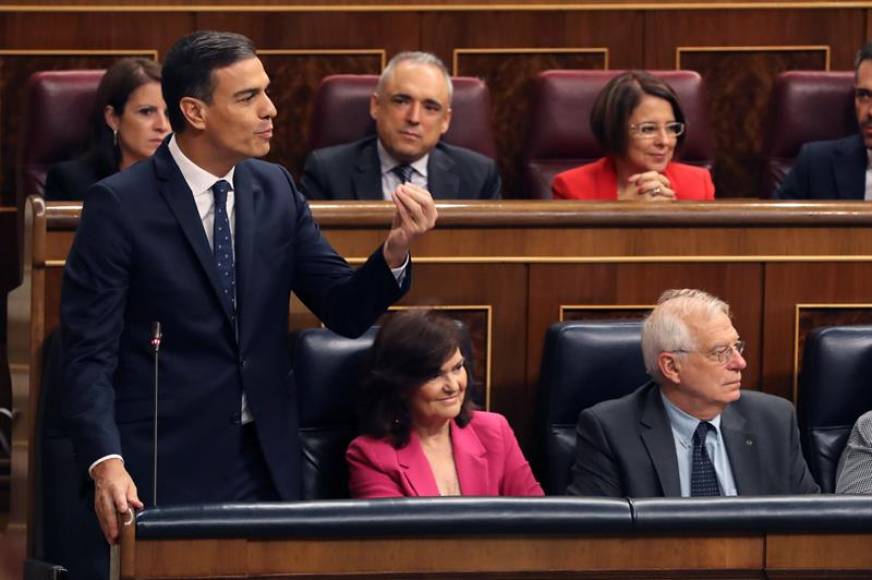 El presidente del Gobierno, Pedro Sánchez, responde al líder de Ciudadanos, Albert Rivera. Efe.