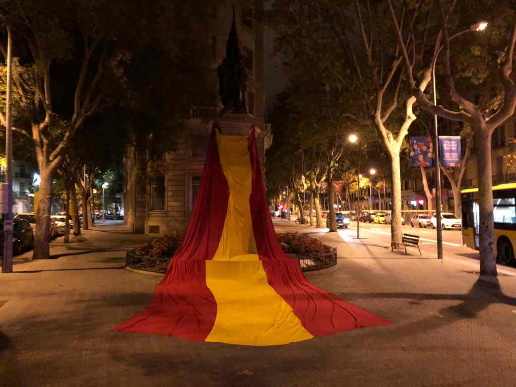 FOTOGRAFÍA. BARCELONA (ESPAÑA), 08.10.2018. Las plataformas de la resistencia en Cataluña denominadas «Yellow Snake», «JHON NO» (Juan Nadie y Todos). Ñ Pueblo FOTOGRAFÍA. BARCELONA (ESPAÑA), 08 DE OCTUBRE DE 2018. Las plataformas de la resistencia en Cataluña denominadas «Yellow Snake», "Jhon No" y "Juan Nadie y Todos" y simpatizantes de VOX ondean una gigante bandera del Reino de España al Monumento de Rafael Casanova, ubicado en la Ronda San Pedro de la ciudad de Barcelona -cerca de Plaza Cataluña y Plaza Urquinaona de la misma ciudad, en memoria a la resistencia pacífica del pasado 8 de octubre de 2017, tras el golpe de estado del Gobierno separatista que okupa la Generalidad de Cataluña de los fugados Carles Puigdemont Casamajó y compañías contra el Estatuto de Autonomía catalán, la Constitución y los derechos fundamentales de los catalanes y resto de sus compatriotas de todo el territorio nacional de España. Lasvocesdelpueblo (Ñ Pueblo)