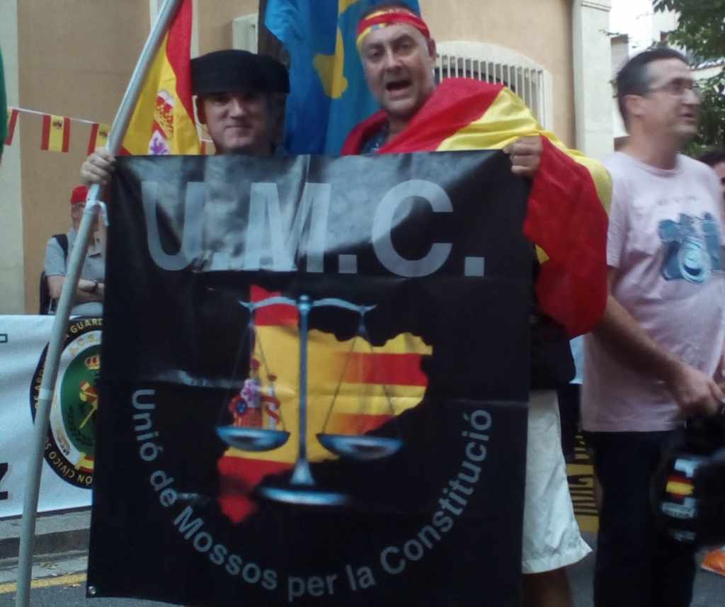 FOTOGRAFÍA. BARCELONA (ESPAÑA), 20.09.2018. En el primer plano d ela imagen, 'Unión de Mozos por la Constitución' (UMC). Ñ Pueblo.