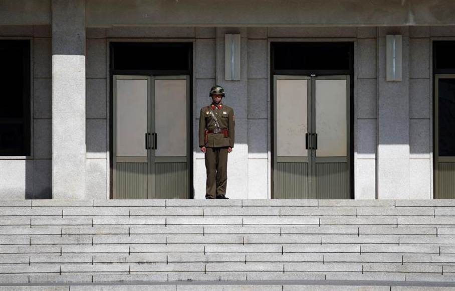 FRONTERA ENTRE LAS DOS COREAS, COREA SUR Y COREA NORTE, AÑO 2018. Un soldado norcoreano hace guardia en la Zona de Seguridad Conjunta (JSA). Efe.