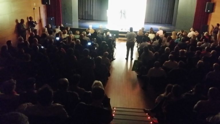 VOX se implanta en Hospitalet entre aplausos y «vivas España» de los catalanes