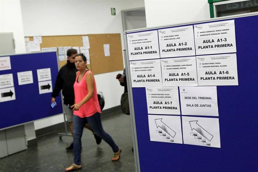 MADRID (ESPAÑA), 07.10.2018. Vista de una candidata española a los exámenes para ser fiscal y juez, en una imagen archivo de Efe. Un total de 4.530 personas están convocadas a realizar hoy. Efe