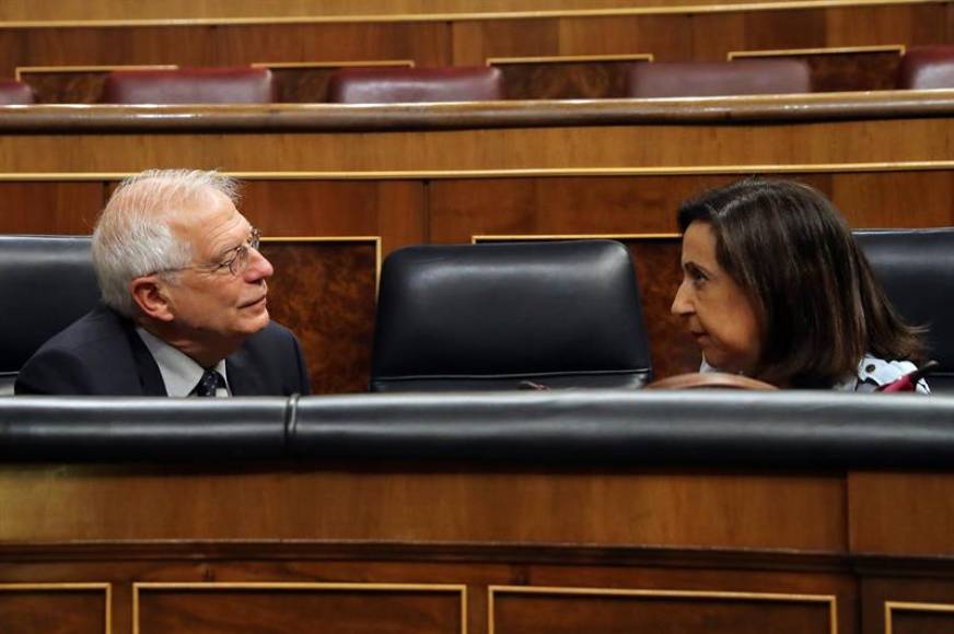 MADRID (ESPAÑA), 10.10.2018. El ministro de Asuntos Exteriores Josep Borrell y la ministra de Defensa Margarita Robles, conversan al inicio de la sesión de control del Congreso. Efe