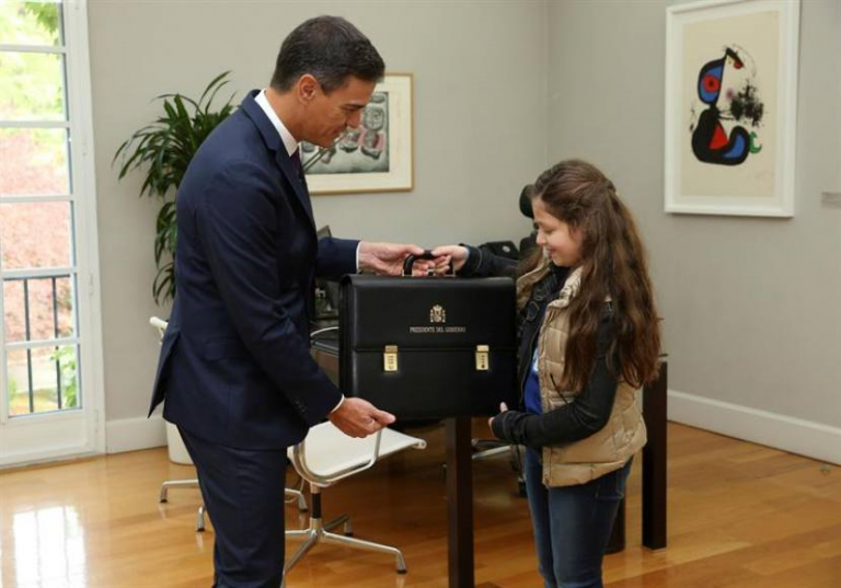 Sánchez hace «esa niña» de 9 años, nueva presidenta de Gobierno de España