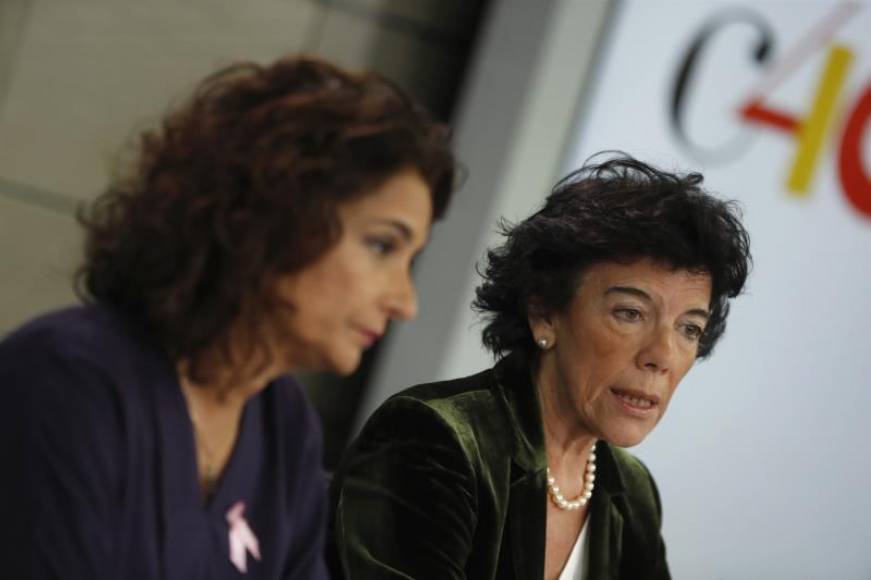 MADRID (ESPAÑA), 19.2018. La portavoz del Gobierno, Isabel Celaá (d), y la ministra de Hacienda, Maria Jesús Montero, durante la rueda de prensa posterior al Consejo de Ministros. Efe