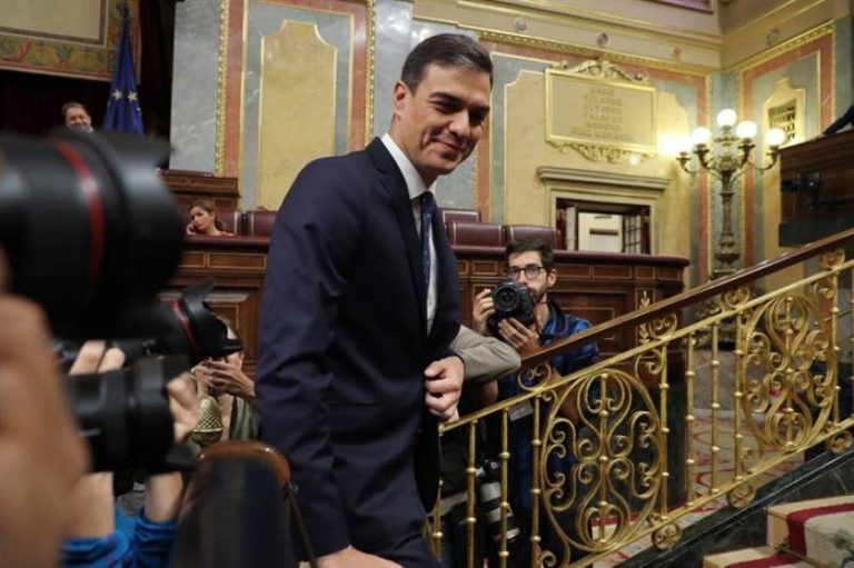 El CIS hunde al PP,el PSOE ganaría las elecciones y VOX está