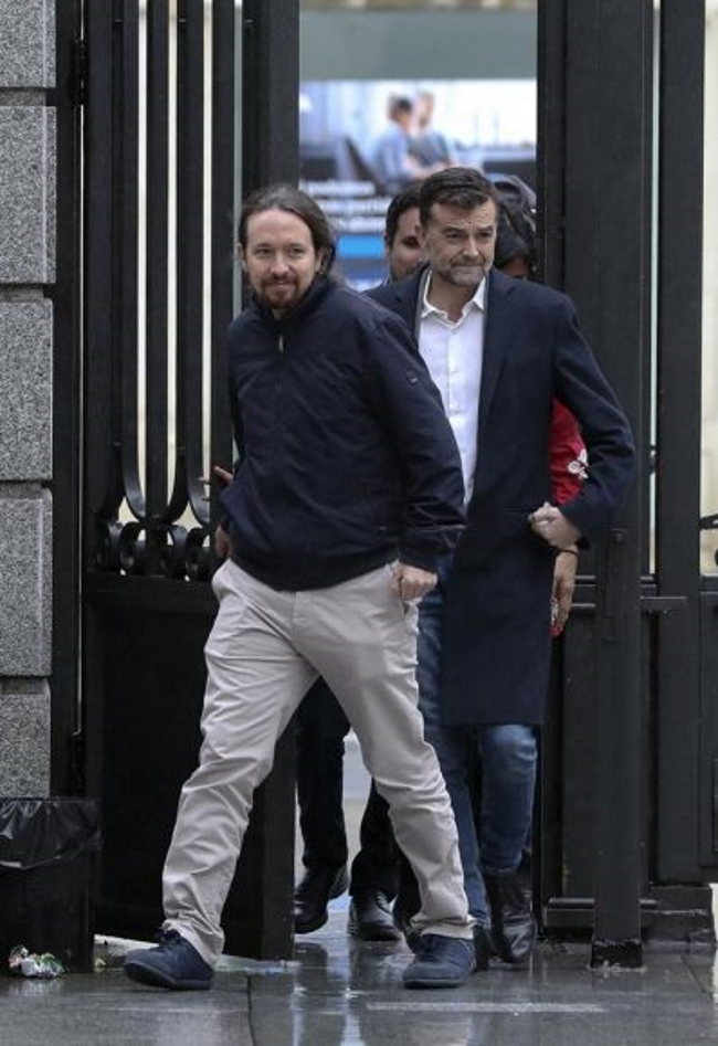 MADRID (ESPAÑA), 29.10.2018. El líder de Podemos Pablo Iglesias seguido de Antonio Maíllo, coordinador general de IULV-CA, a su llegada al Congreso de los Diputados. Efe.