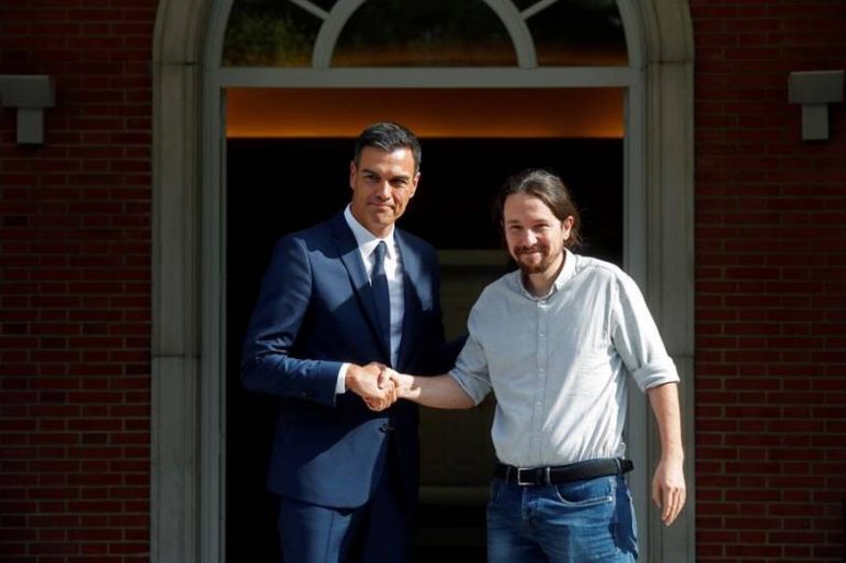 Sánchez e Iglesias pactan el control de alquileres y subida del salario mínimo a 900€
