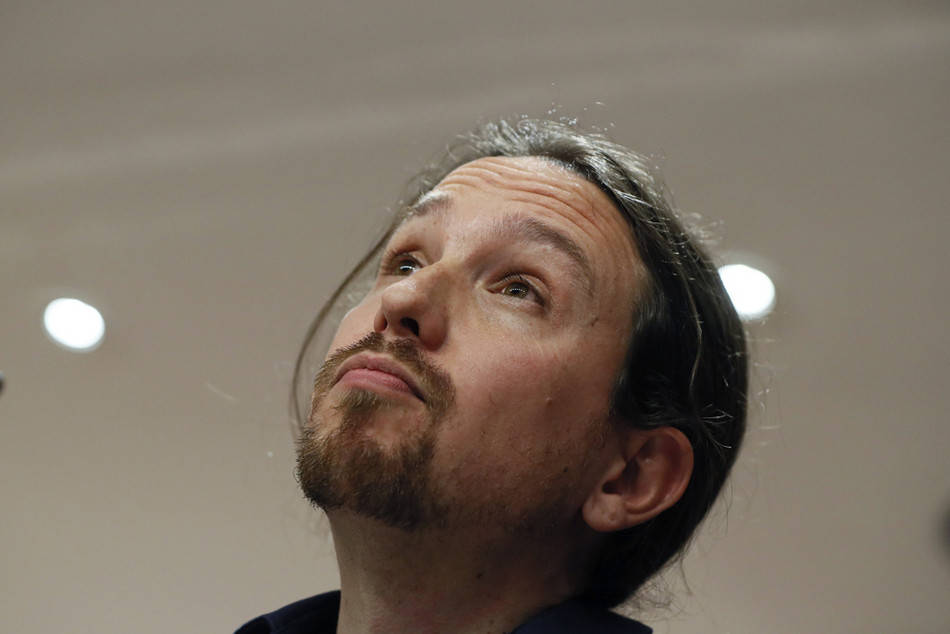 MADRID (ESPAÑA), AÑOS de la caída y crisis en Podemos, 2015-2017. El secretario general de Podemos observer como 'los cielos' que pretendría 'asaltar' se le cayen por encima. Efe.