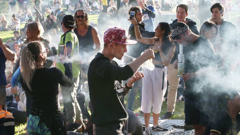 MELBOURNE (AUSTRALIA), 20.04.2018. Centenares de personas acuden a una concentración celebrada en los jardines Flagstaff de Melbourne, Australia. Efe