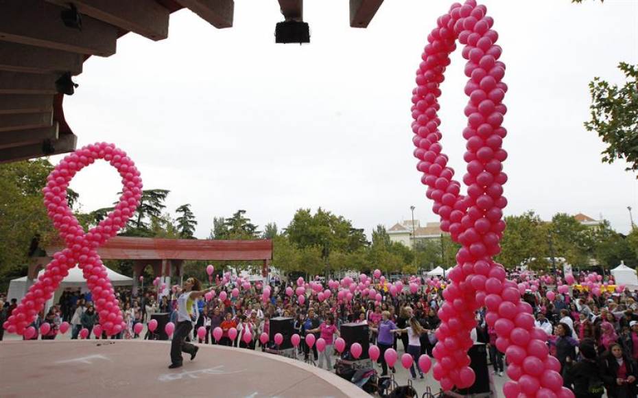 MUNDO, AÑO 2017. Lazos rosas formados con globos en una Marcha contra el Cáncer de Mama. Efe