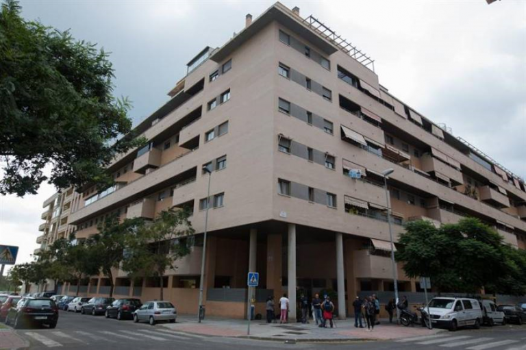 Arroja a una niña de 6 años desde el sexto piso y a continuación se lanza él