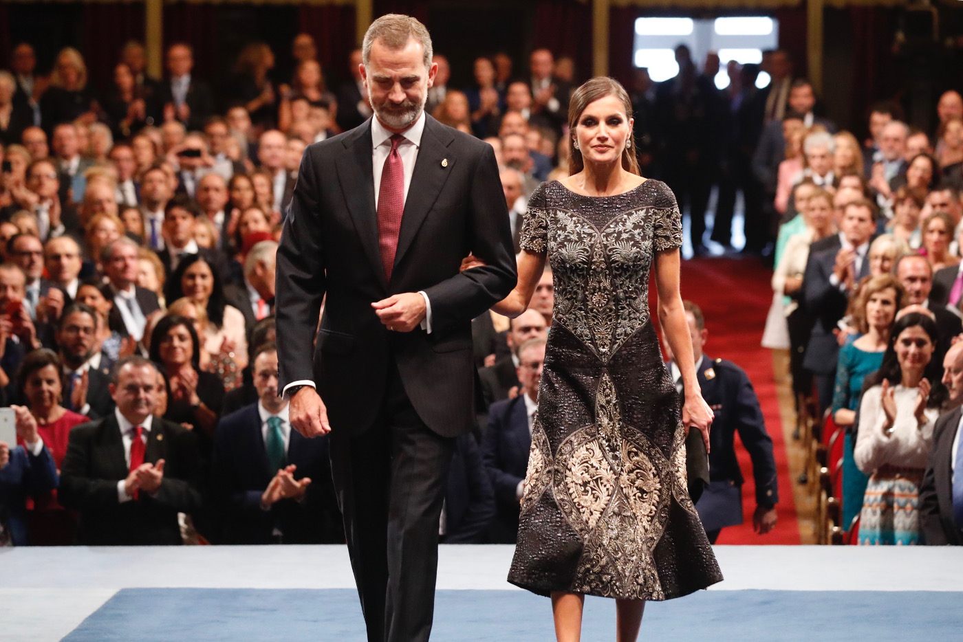 OVIEDO (ASTURIAS), 19.10.2018. Sus Majestades los Reyes a su entrada en el escenario del Teatro Campoamor con el motivo de la entrega de los Premios Princesa de Asturias 2018. Ñ Pueblo