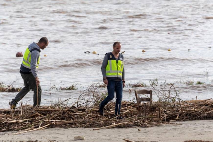 PALMA DE MALLORCA (ISLAS BALEARES) ESPAÑA, 10.10.2018. Los servicios de emergencia y rescate que trabajan en la zona afectada por el desbordamiento del torrente de Sant Llorenç. Efe