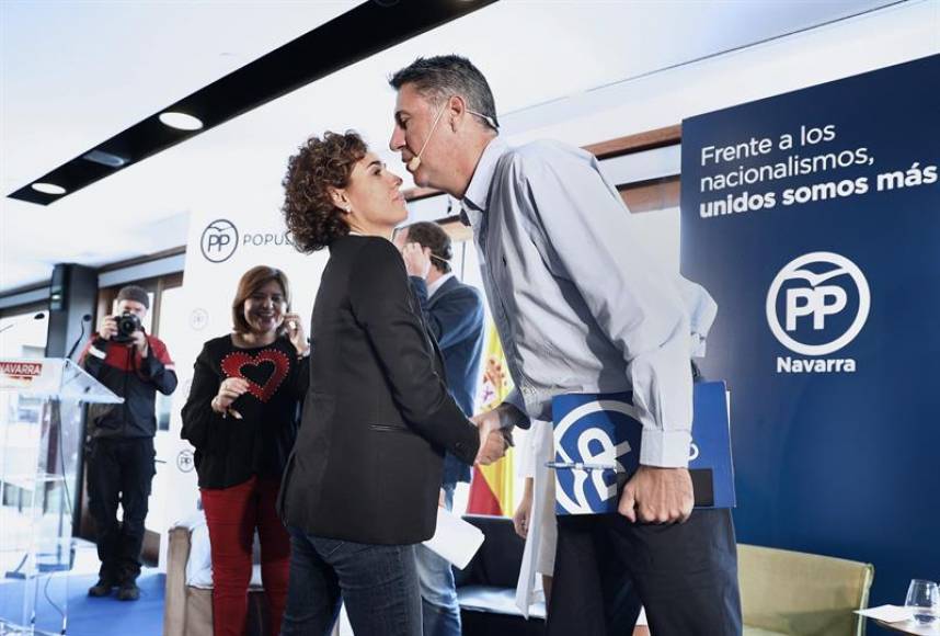Pamplona (España), 20.10.2018. La portavoz del PP en el Congreso, Dolors Montserrat, saluda al presidente del PP en Cataluña, Xavier García Albiol, en la clausura. Efe