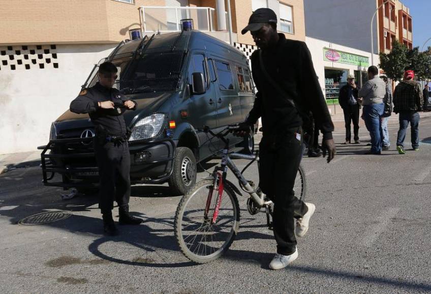 ROQUETAS DE MAR (ALMERÍA) ESPAÑA, AÑO 2018. La Guardia Civil vigila una calle en Roquetas de Mar (Almería). Efe.