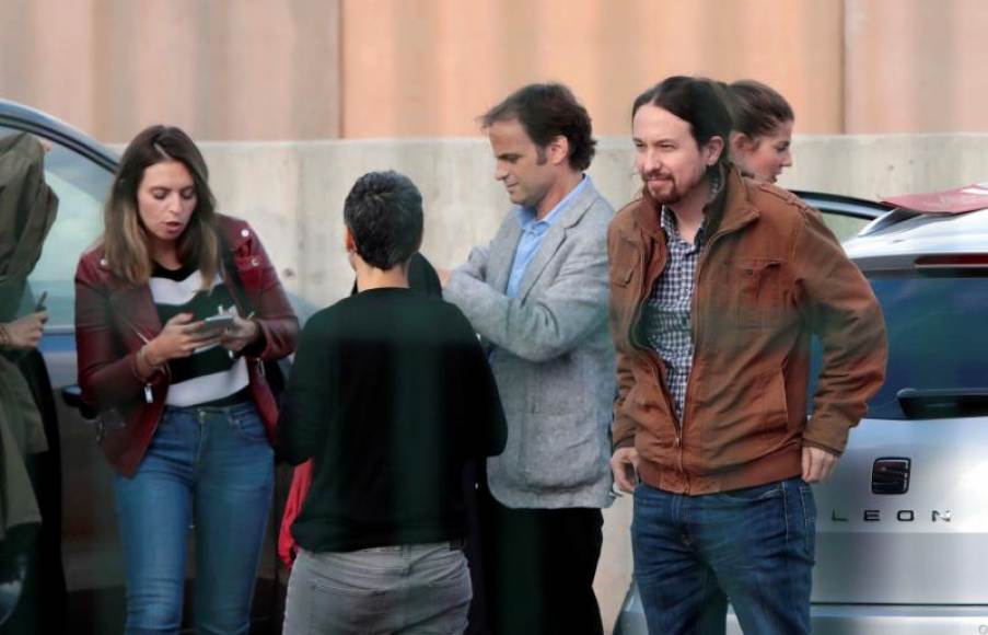 SAN JUAN DE VILATORRADA (BARCELONA) ESPAÑA, 19.10.2018. líder de Podemos, Pablo Iglesias (d), acompañado por la diputada de En Comú Podem en el Congreso, Lucía Martín (2i). Efe