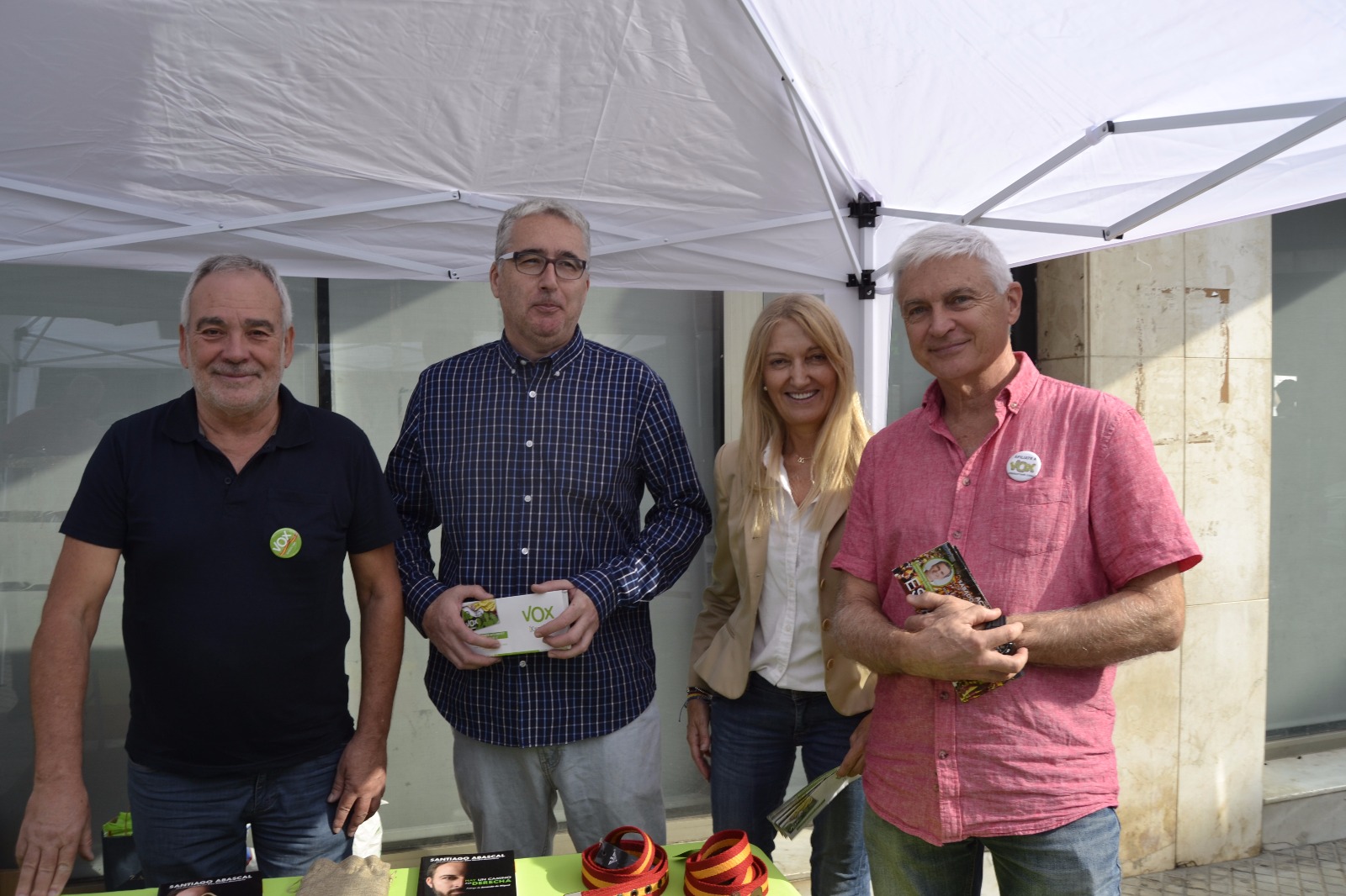SAN VICENTE DELS HORTS (BARCELONA), 06.10.2018. El coordinado de VOX en San Vicente dels Horts, Santos Mateos Franco (d) . Ñ Pueblo