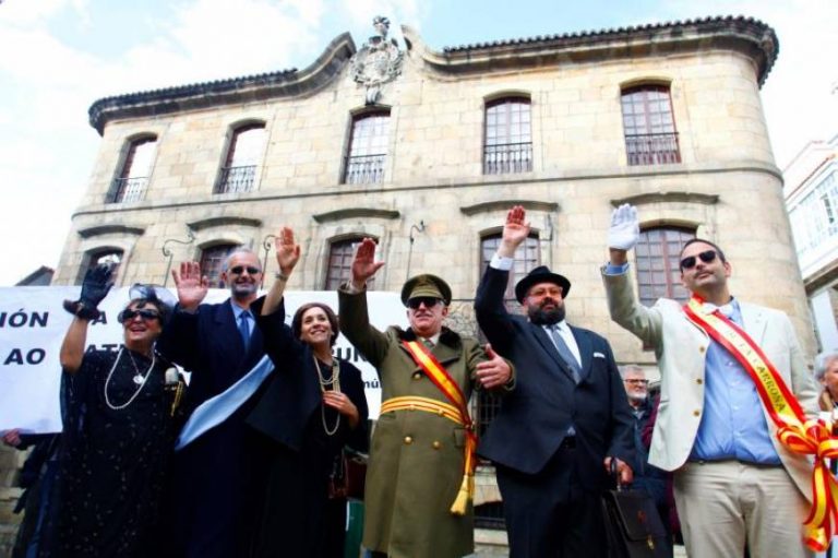 Ultraizquierda e independentistas se disfracen de Franco y Rey y se burlen de la historia