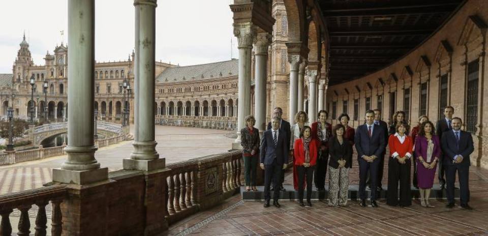 SEVILLA (ESPAÑA), 26.10.2018. El presidente del Ejecutivo Pedro Sánchez (c), camina junto al delegado del Gobierno en Andalucía, Alfonso Rodríguez Gómez de Celis (i). Efe