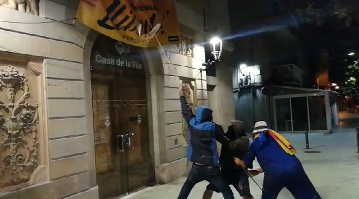 VILASAR DE MAR (BARCELONA) ESPAÑA, 03.10.2018. Esta imagen muestra a tres de estos valiente hijos del país tumbando la pancarta de la fachada del «Ayto de Vilasar de Mar». Ñ Pueblo