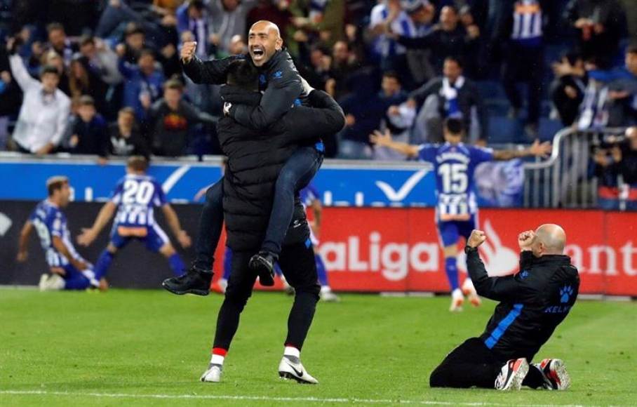 VITORIA (ESPAÑA), 06.10.2018. El entrenador del Deportivo Alavés, Abelardo Fernández (c), celebra el gol anotado por el centrocampista Manu García Sánchez ante el Real Madrid. Efe