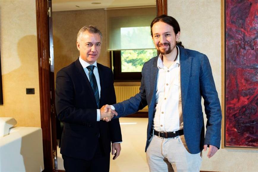 VITORIA (ESPAÑA), 22.10.2018. El secretario general de Podemos, Pablo Iglesias (d) saluda al Lehendakari Iñigo Urkullu (i). Efe.