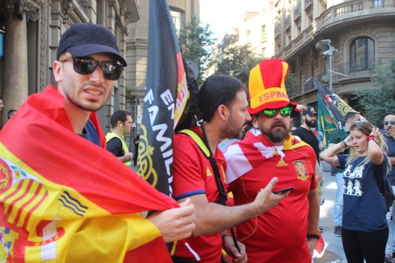 FOTOGRAFÍA. VÍA LAYETANA DE BARCELONA (BARCELONA) CATALUÑA (REINO DE ESPAÑA), 29 DE SEPTIEMBRE DE 2018. Momentos antes de la salida de la cabecera de la manifestación de Jusapol en Barcelona ante la Jefatura Superior de Policía Nacional de la Vía Layetana de Barcelona, punto de salida alternativa acordada entre Jusapol y la Generalidad ante la amenaza del independentismo. El orgullo de más de 100 personas por pertenecer a una gran Nación, España, inunda la Vía Layetana de Barcelona. Ñ Pueblo Lasvocesdelpueblo (Ñ Pueblo).