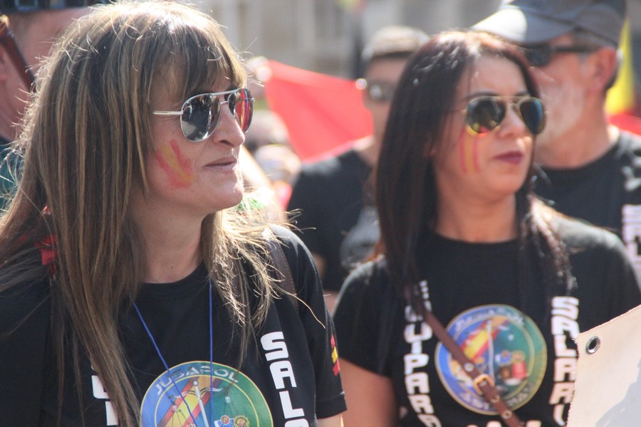 VÍA LAYETANA DE BARCELONA 8BARCELONA) ESPAÑA, 29.09.2018. El orgullo de más de 100 personas por pertenecer a una gran Nación, España, inunda la Vía Layetana de Barcelona. Ñ Pueblo (333)